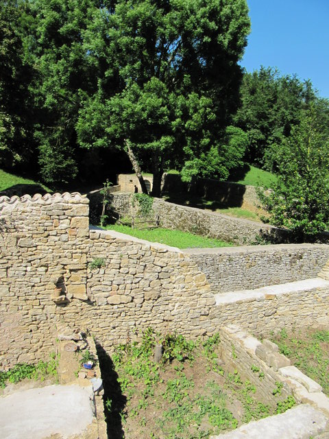 De belles ruines près de l'entrée de Champdenier